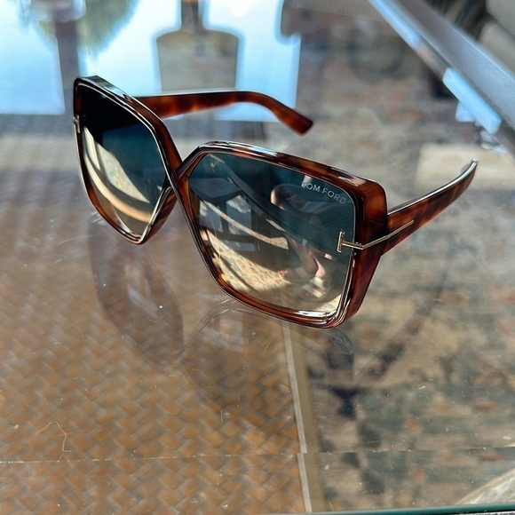 TOM FORD
YVONNE - SUNGLASSES new with case and box - Picture 11 of 12